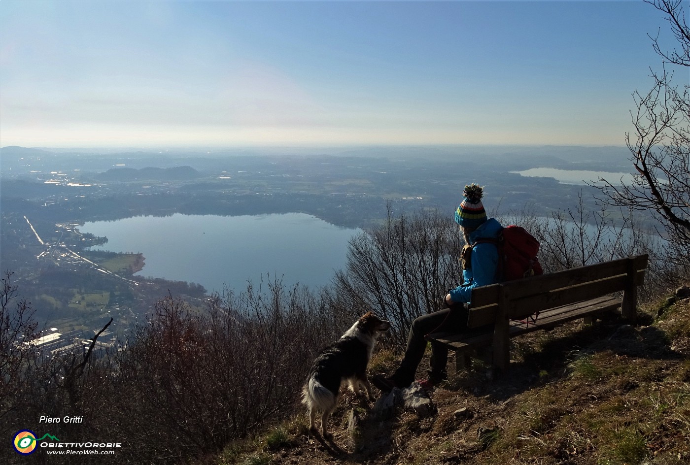 70 Panchina panoramica sui laghi briantei .JPG -                                